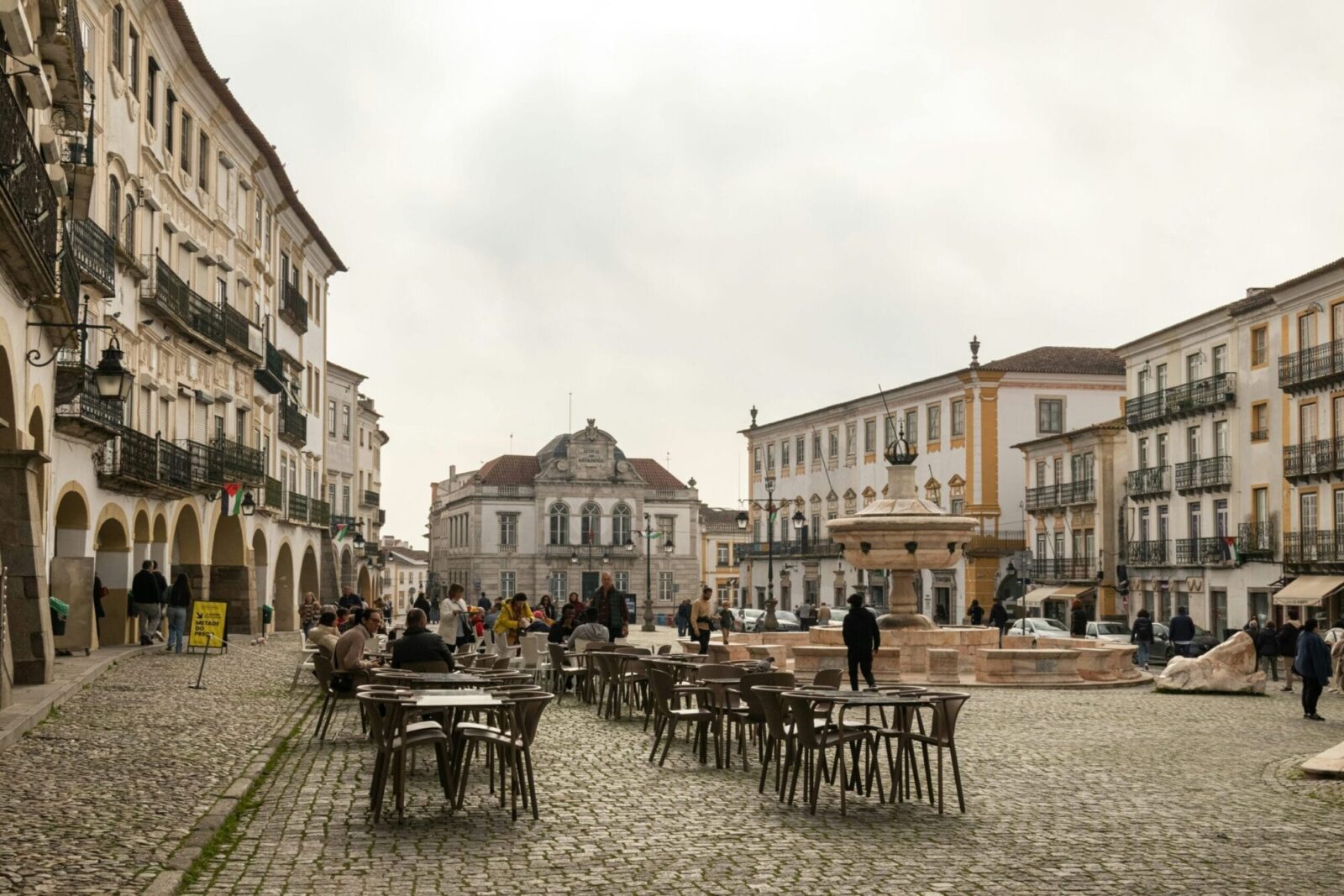 The historic Praça do Giraldo main square in Évora