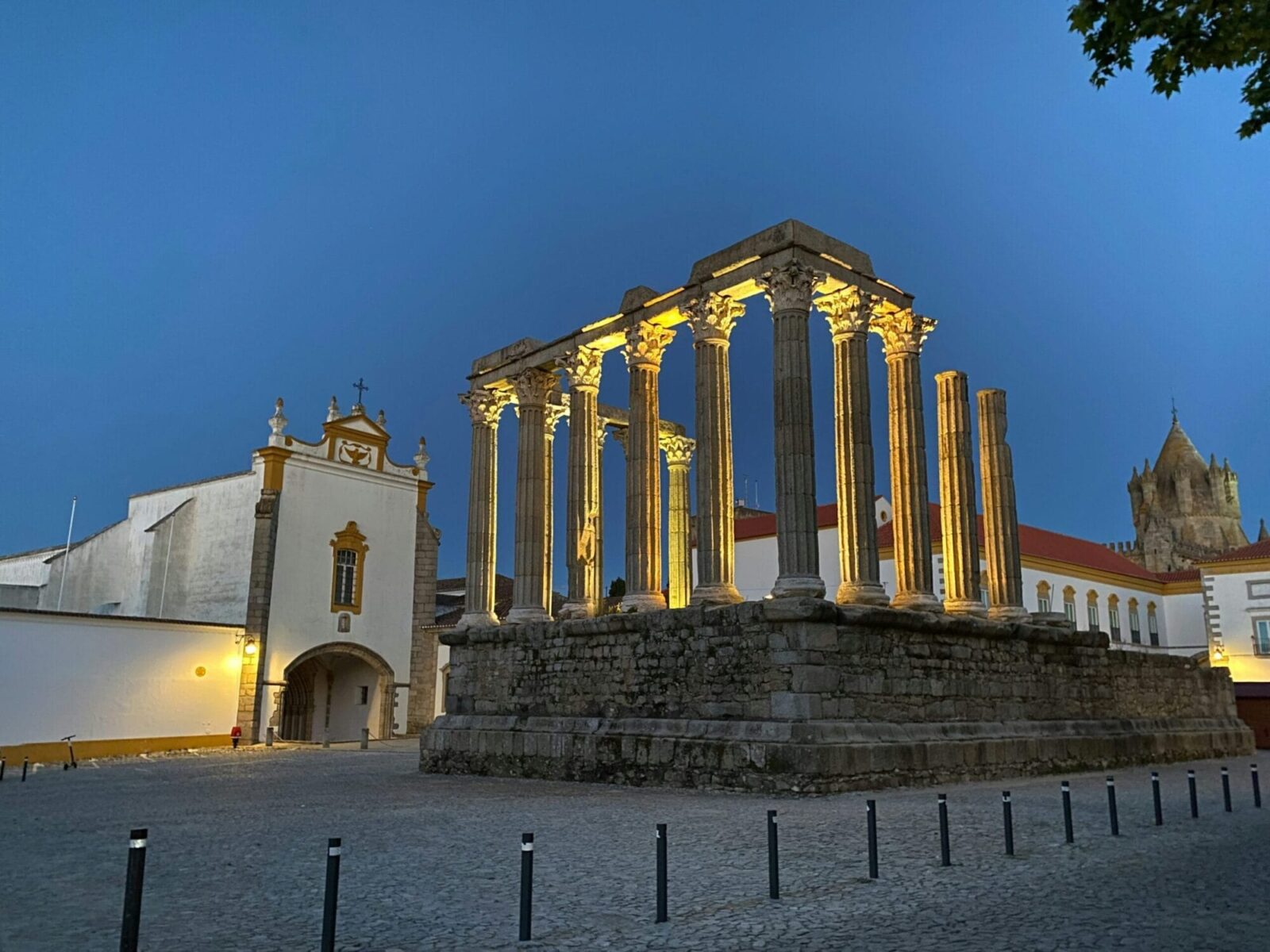 Roman Temple of Diana in Évora illuminated at night — Private Tour from Lisbon